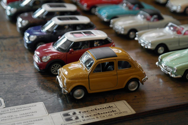 Petites voitures à vendre dans une boutique vintage de Porto