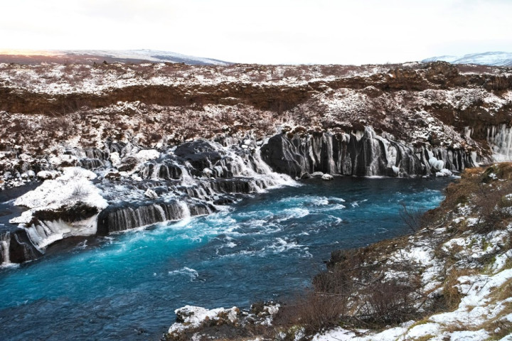 Cascade de Hraunfossar et son eau bleue