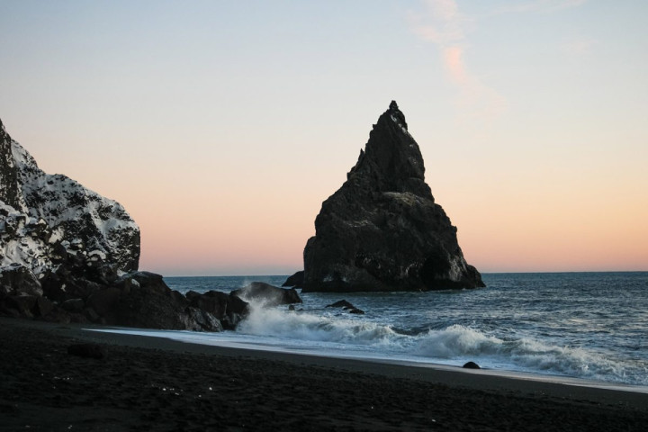 Pic rocheux sur la plage de Reynisfjara