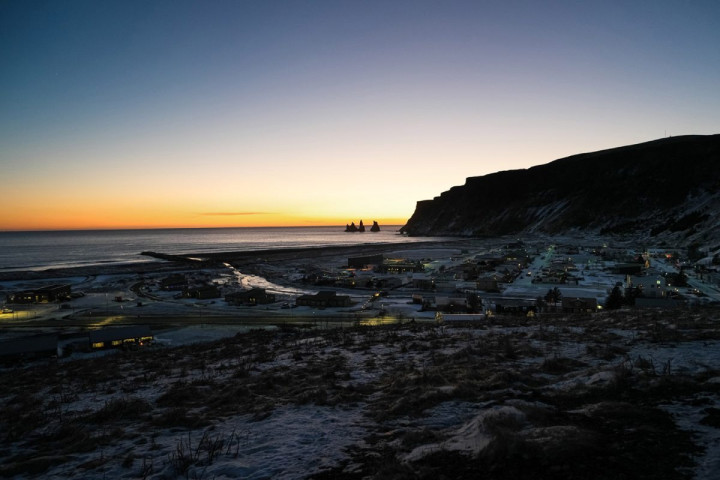 Village de Vik au coucher de soleil