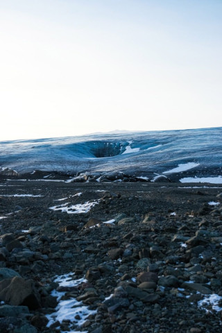 L'entrée dans une grotte de glace