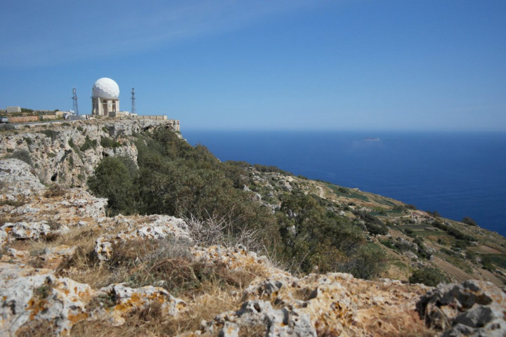 Station radar sur les falaises de Dingli avec au loin, l'île inhabitée de Filfla