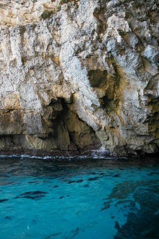 Eau turquoise presque chimique dans une grotte bleue