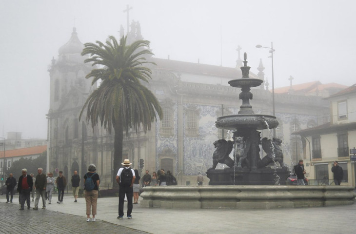 La Fontaine des Lions et l'église des Carmes dans le brouillard