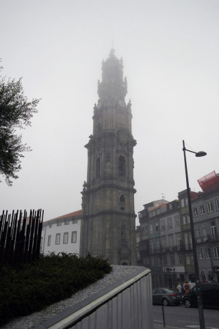 La Tour des Clercs sous le brouillard