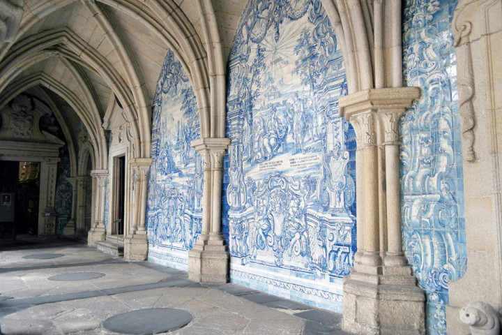 Intérieur du cloître avec des carrelages azulejos