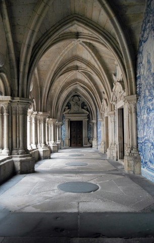 Dans le cloître de la cathédrale Se de Porto