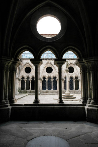 Jeu de lumière dans le cloitre de la cathédrale Se de Porto