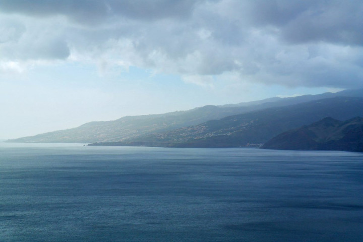 Funchal, la capitale de Madère, au loin