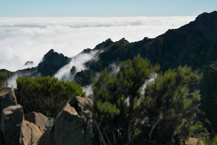 Par dessus les nuages