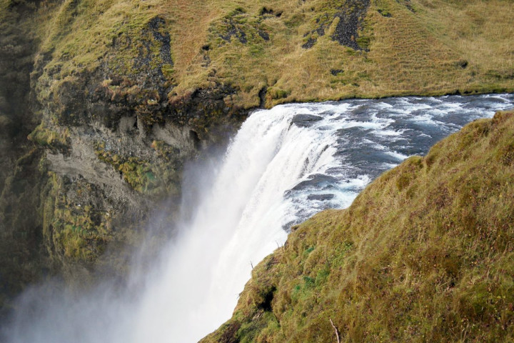 En haut de la cascade de Skógafoss