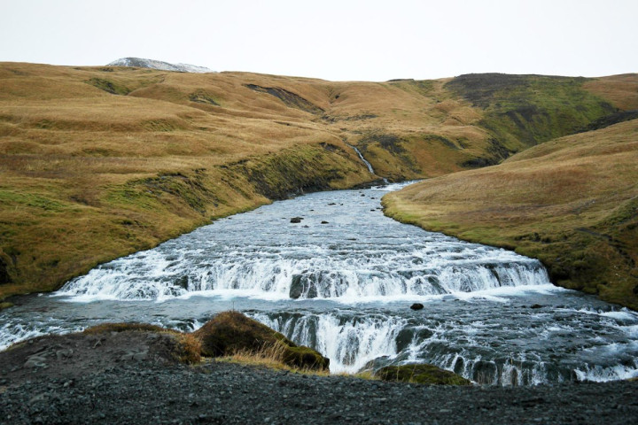 Passer au dessus de la source de la cascade de Skógafoss