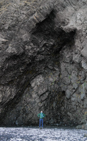 Jérémy devant une falaise de basalte de la plage de Reynisfjara