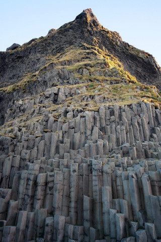 Les falaises hautes de la plage de Reynisfjara