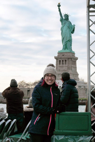 Devant la Statue de la liberté