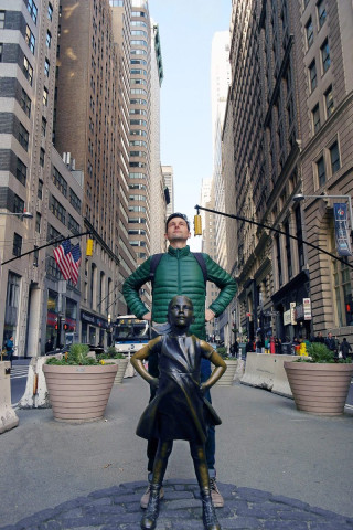 Jérémy devant la Fearless girl