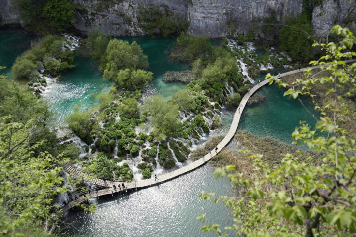 Vue sur les pontons du parc national de Plitvice