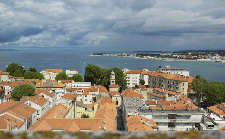 Vue sur Zadar depuis la tour de l'église Saint Donat