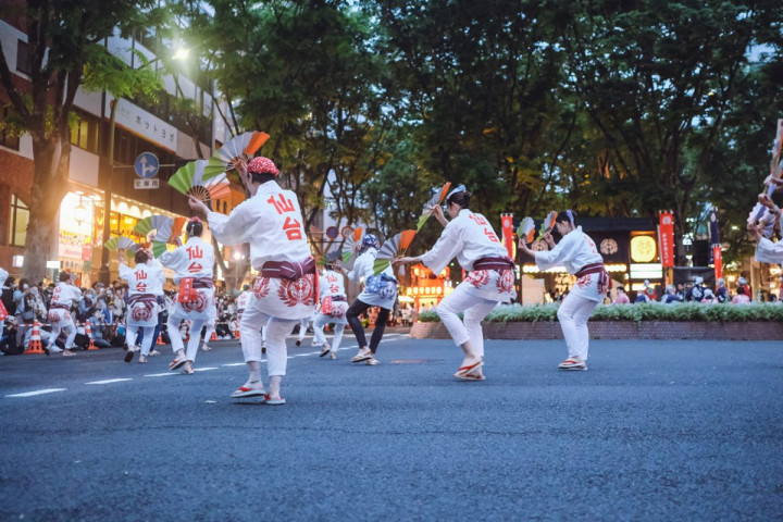 Troupes de danse à la nuit tombée