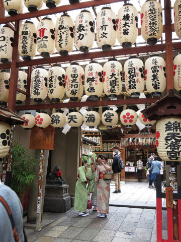 Au temple Nishiki-Tenmangu, caché dans le marché de Nishiki