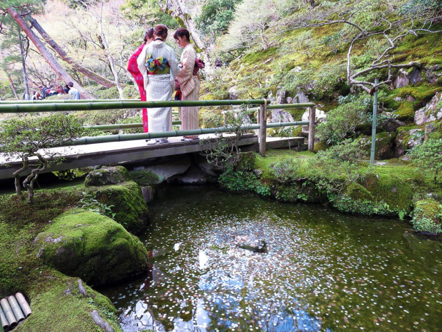 Jeunes filles en kimono au pavillon d'argent