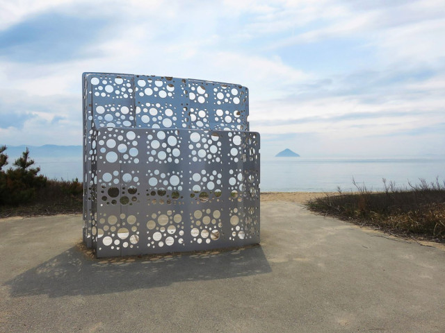 Oeuvre sur la plage sur l'île de Naoshima