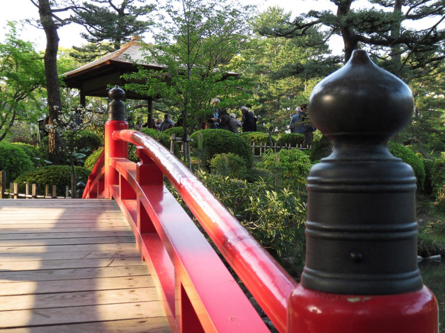 Petit pont vermillon aux jardins de Shukkei-en