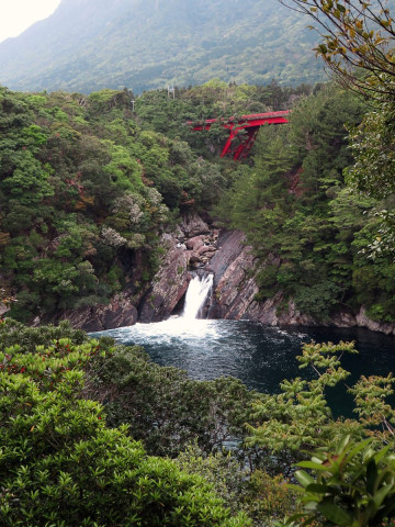 La cascade de Torohki, une cascade qui se jette dans la mer