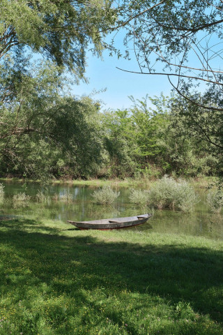 Petite barque posée sur l'eau translucide de la rivière