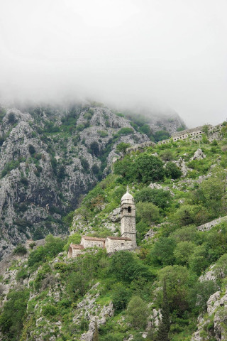 L'église Notre-Dame de la Santé, à mi-chemin vers la forteresse de Kotor