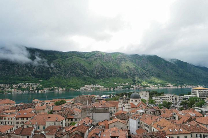 Des montagnes triangulaires en face de Kotor