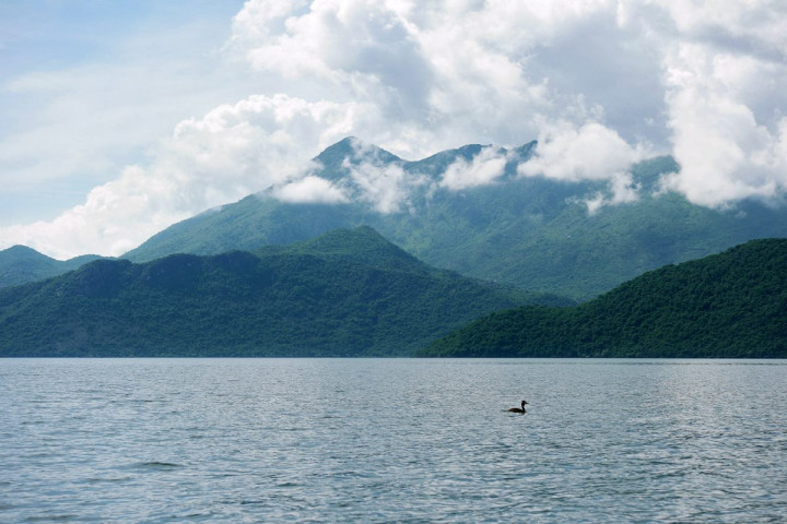 Les montagnes qui entourent le lac de Skadar